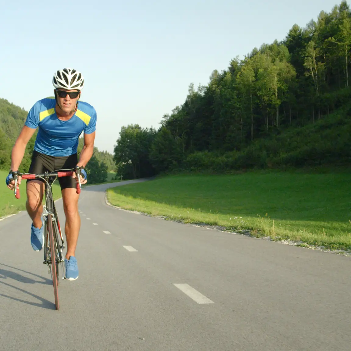 Cycliste dans la montée du col de portes à vélo depuis St rambert en Bugey