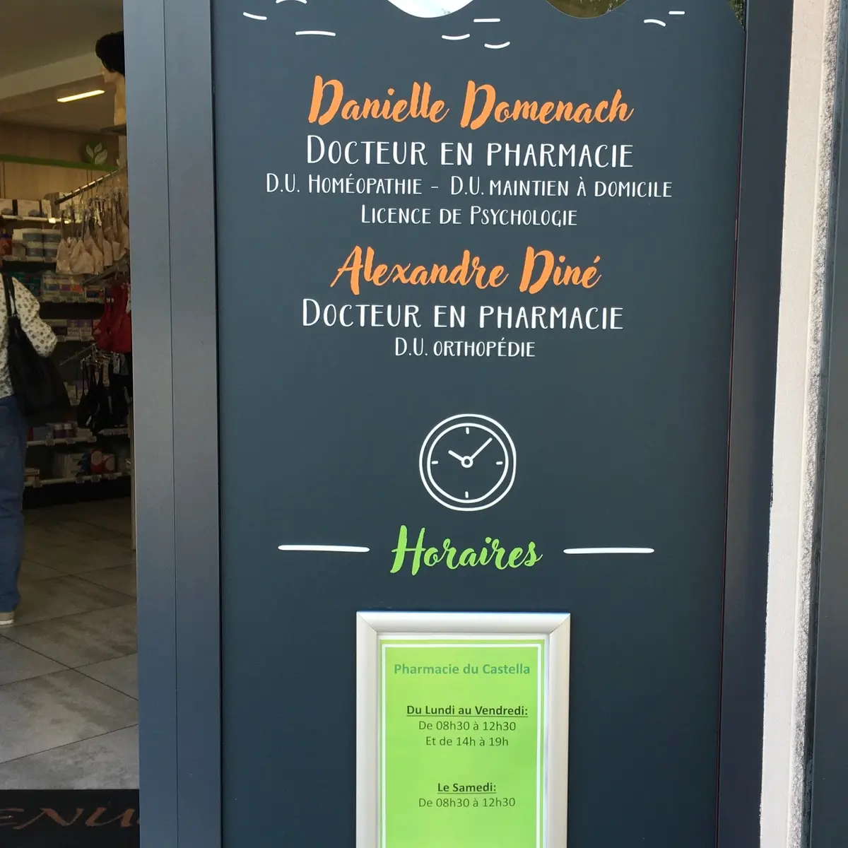 La plaque expliquant les diplômes des praticiens de la pharmacie