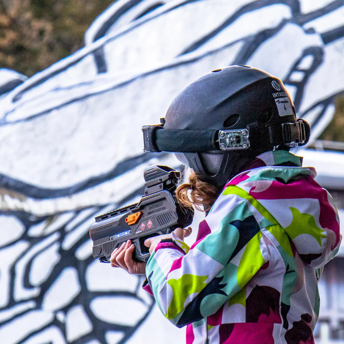Un enfant jouant au laser game