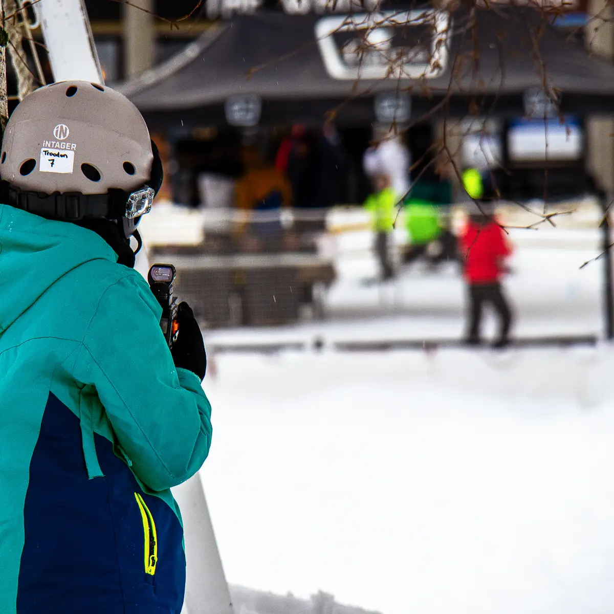 Un enfant se cachant derrière un arbre  pendant une partie de laser game