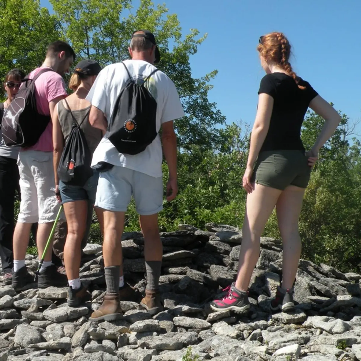 Randonneurs captivés par les curieux clapiers