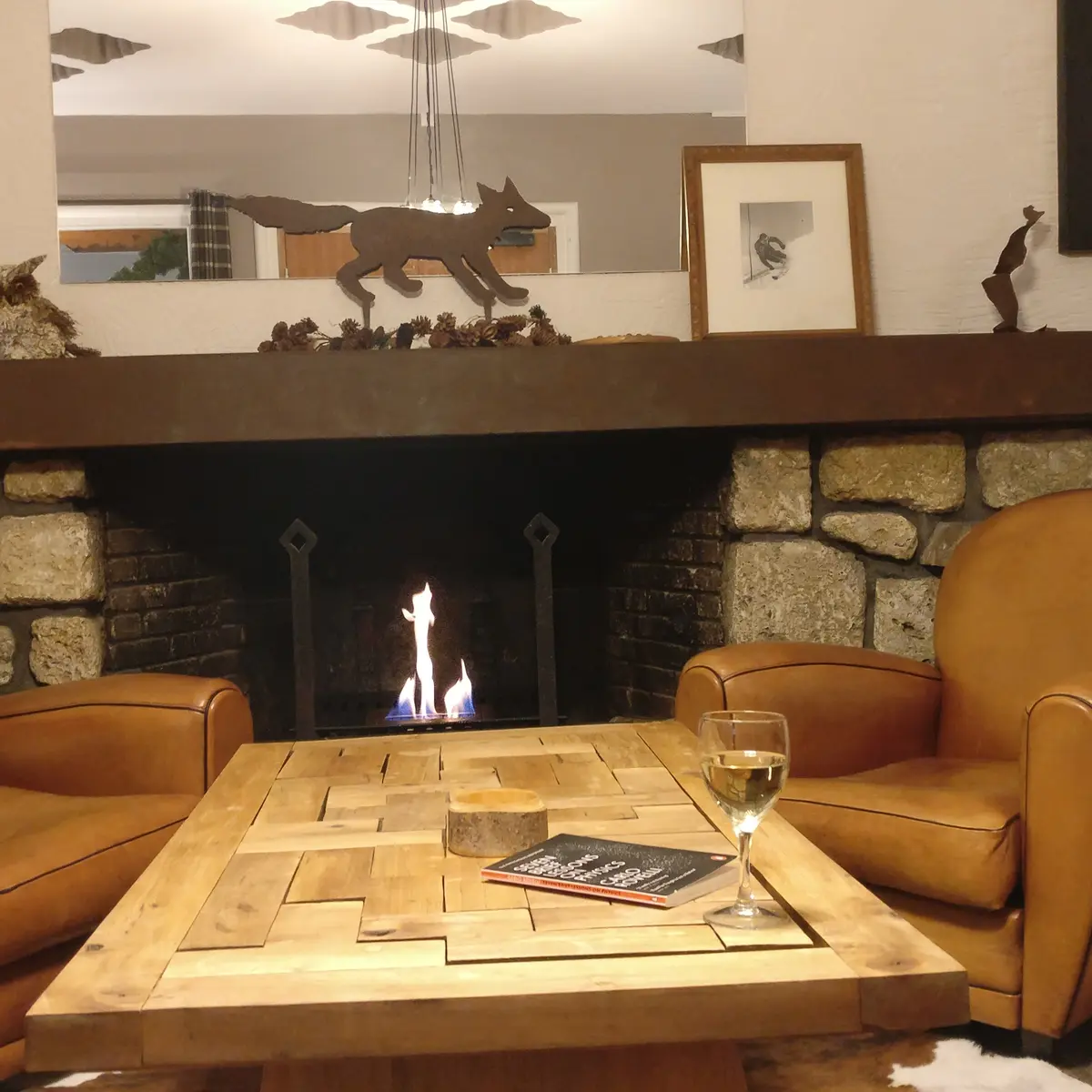 Salon cheminée-Hôtel Bellier_Val d'Isère