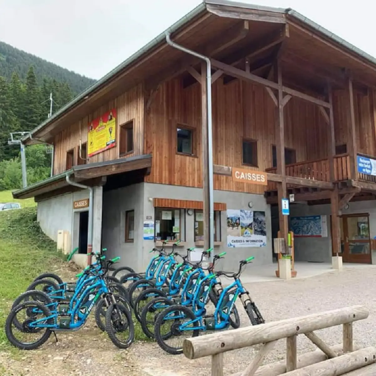 Devant la salle hors sac de la chèvrerie, profitez de la location des trottinettes électriques pour découvrir ou redécouvrir notre territoire.