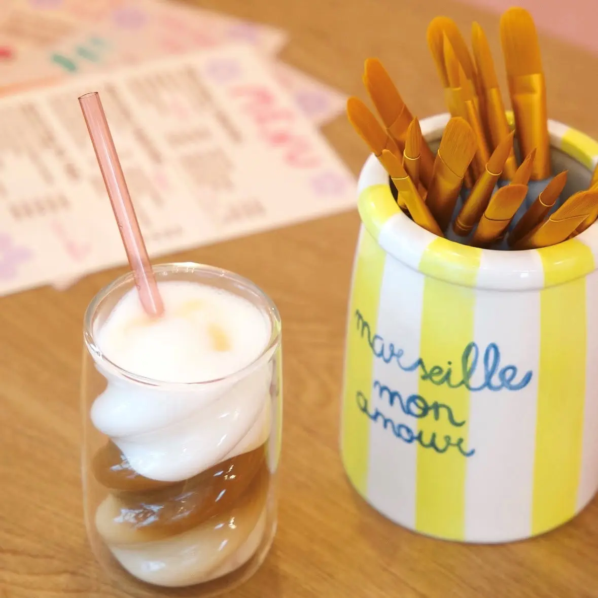 boisson et pot de pinceaux