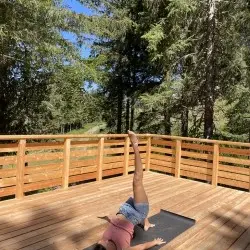 Eva montre une posture de yoga