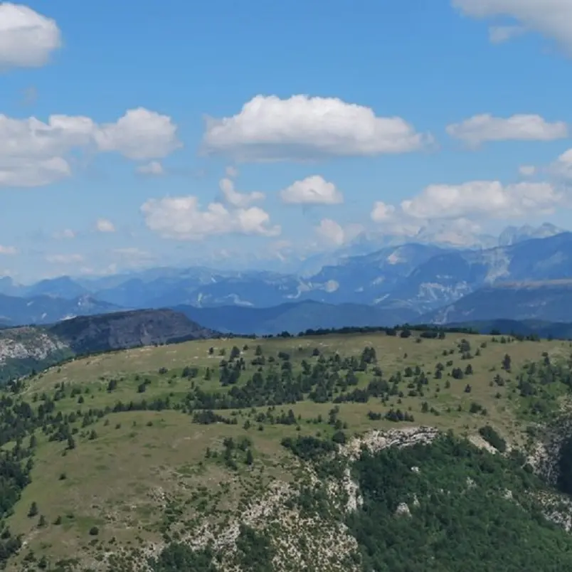Vue sur le Dévoluy, les Écrins et les massifs alentours
