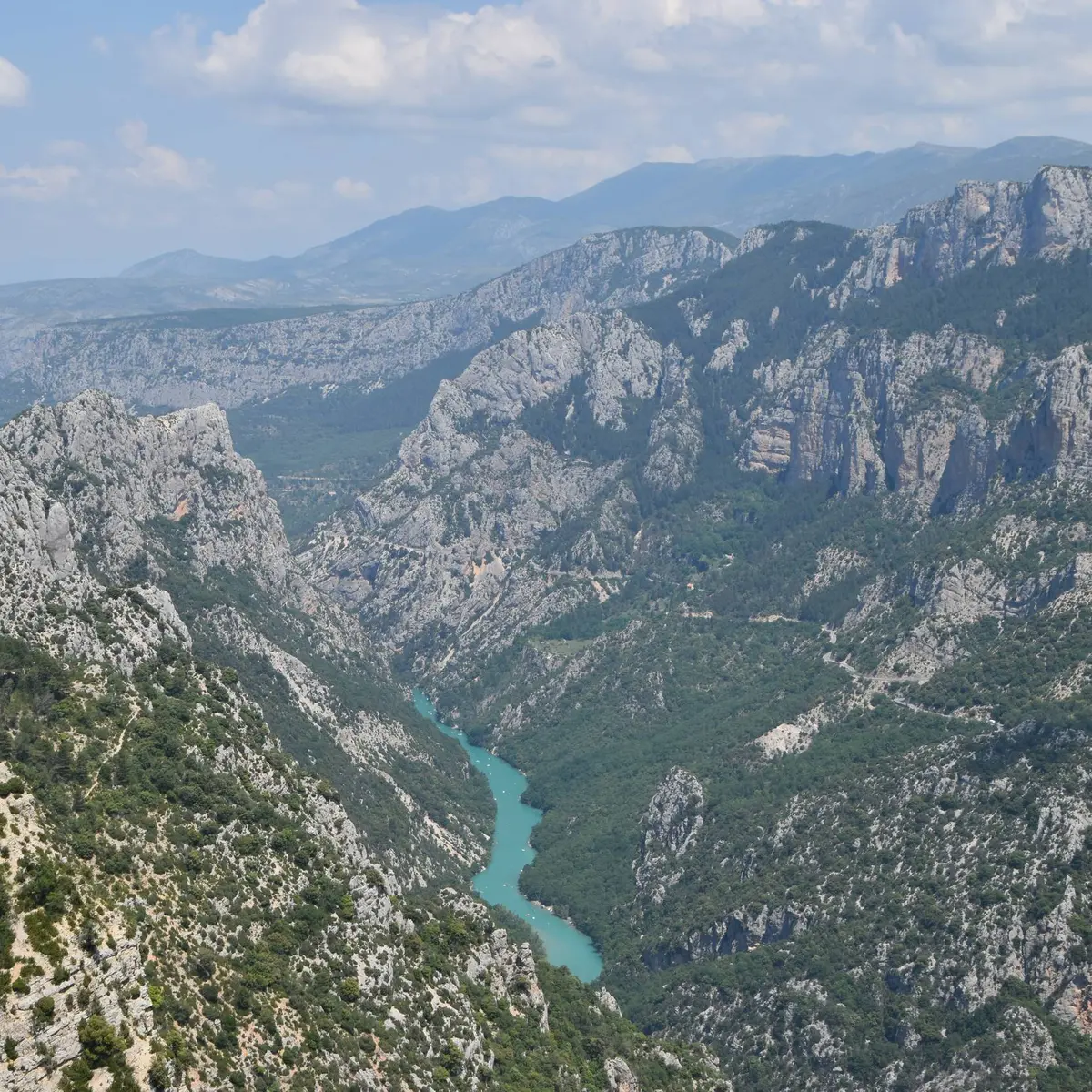 Vue aérienne des gorges du Verdon avec ses collines rocheuses parsemées de végétation