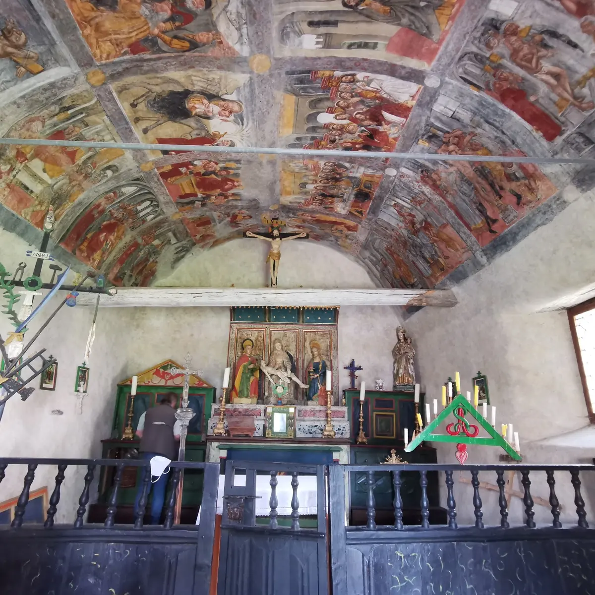 Fresque de la voute intérieure de la chapelle Sainte-Lucie dans le hameau de Puy Chalvin