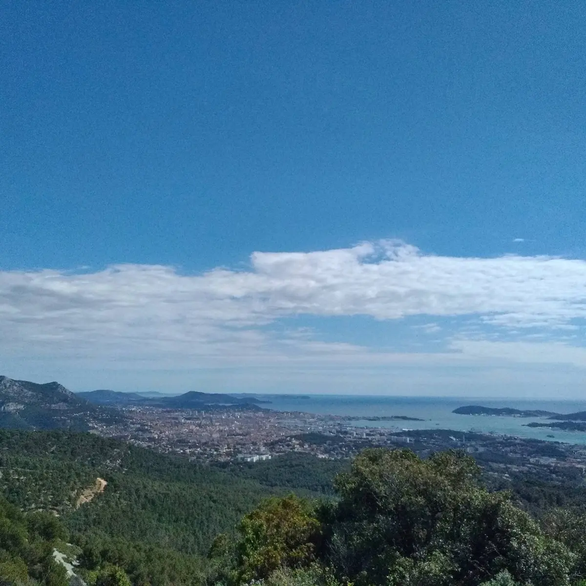 Panorama sur les communes du littoral varois, notamment la rade de Toulon