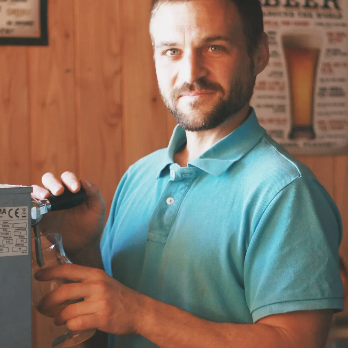 Le brasseur sert un demi..