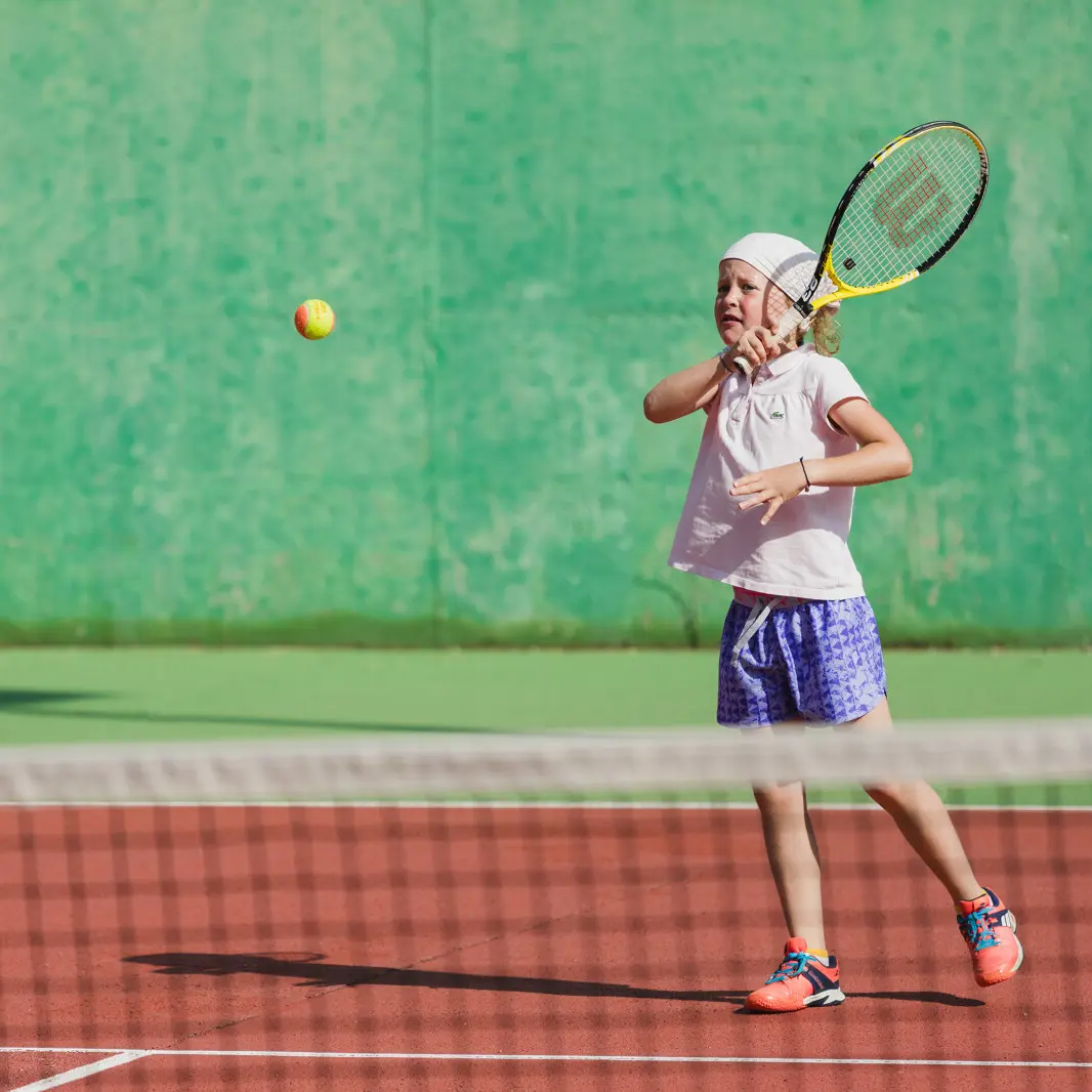 enfant jouant au tennis