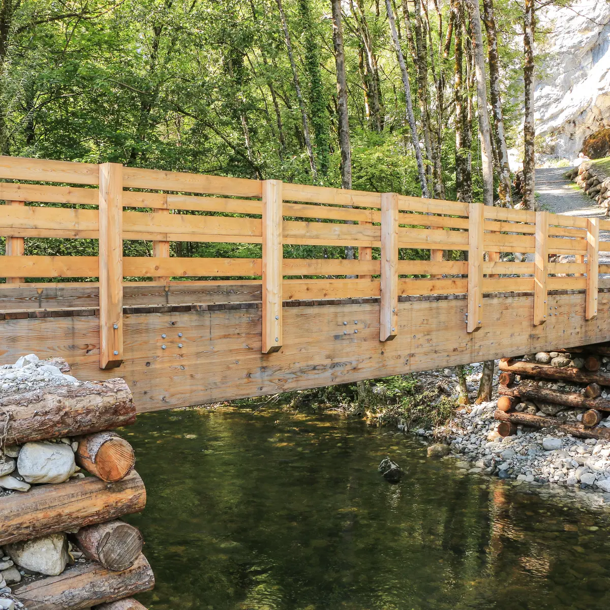 passerelles en bois aménagées sur la plaine du Fier pour traverser la rivière.