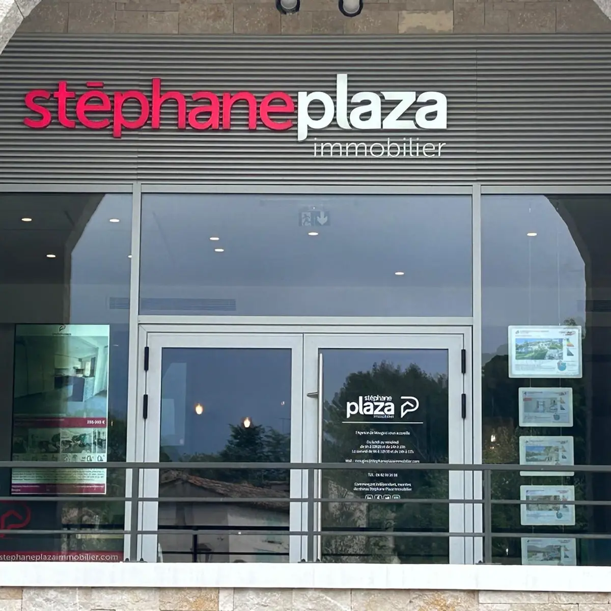 Devanture agence immobilière Stéphane Plaza Mougins