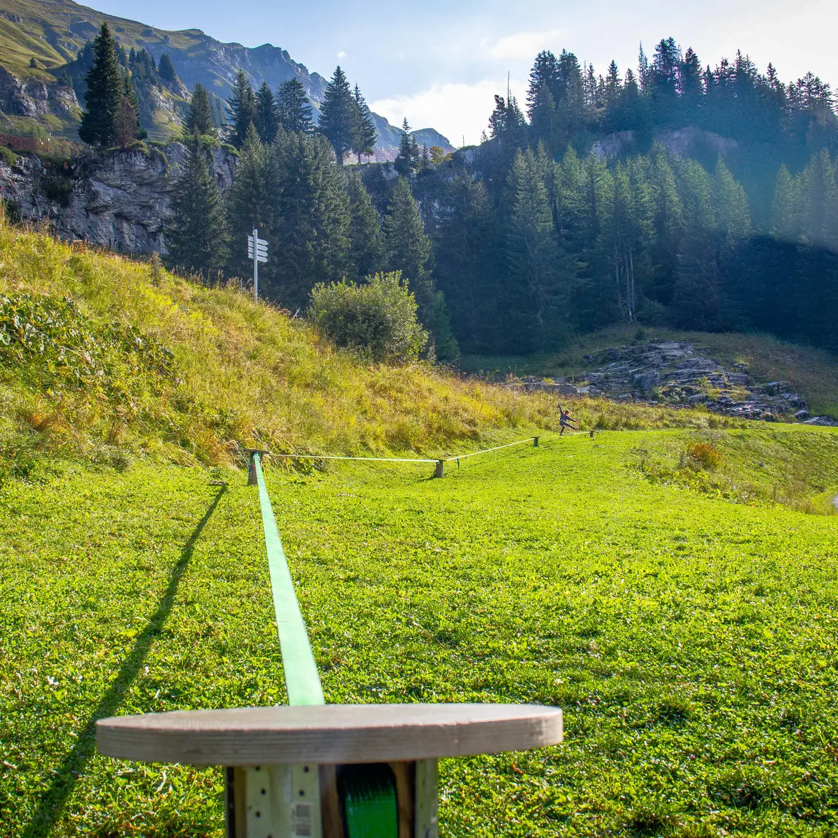 Le premier poteau du parcours de la slackline vue côté montagne