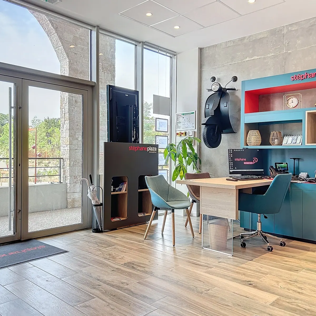 Intérieur agence immobilière Stéphane Plaza Mougins