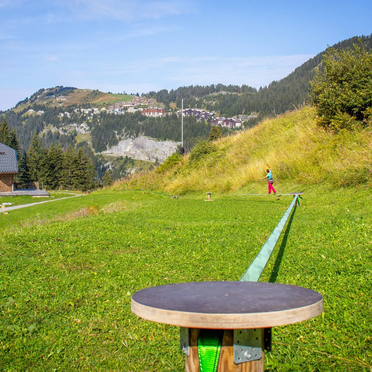 Le premier poteau du parcours de la slackline vue côté station