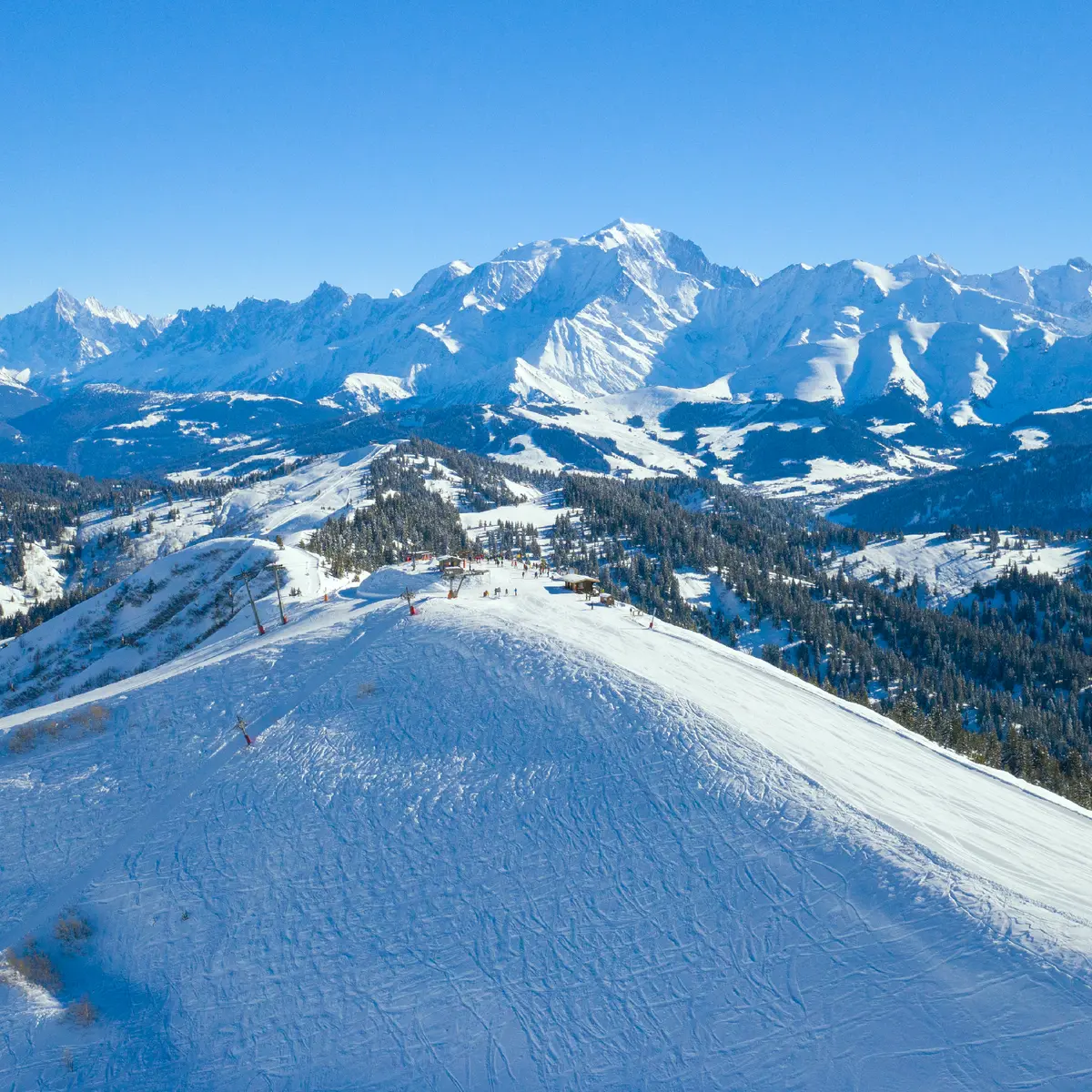 Vue aérienne du sommet du Torraz avec le Mont-Blanc en arrière-plan sur le Domaine de La Giettaz