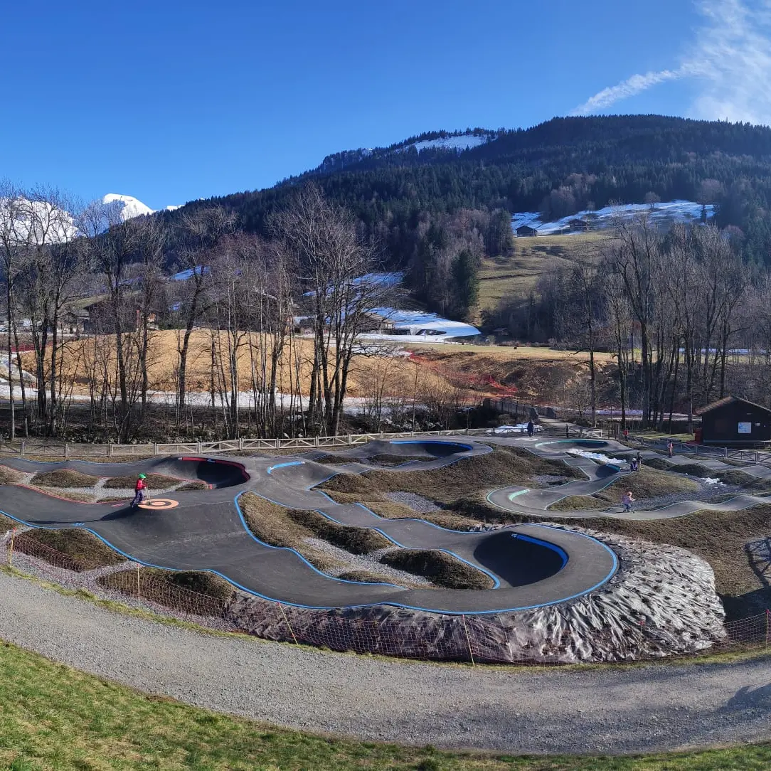 Vue du pumptrack sur l'aire de loisirs