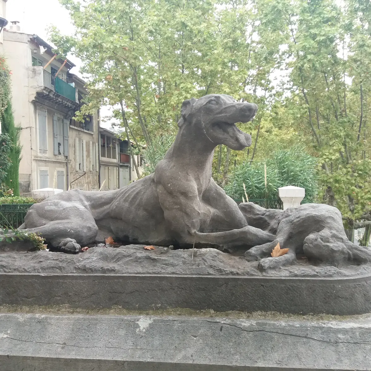 Statue lévrier et lièvre