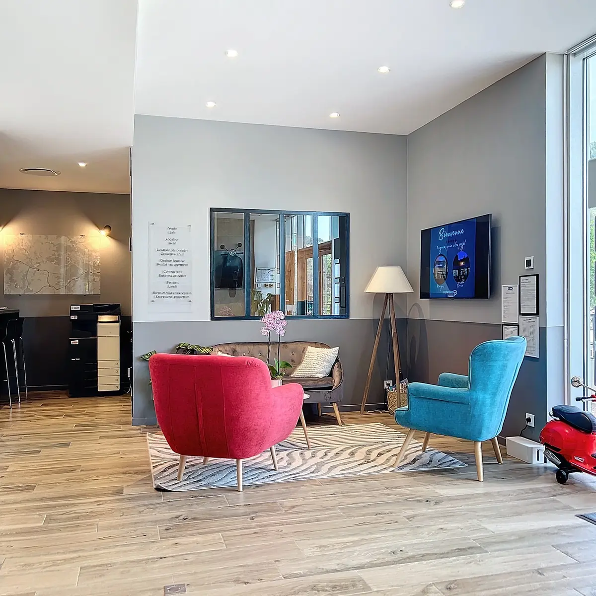 Salle d'attente agence immobilière Stéphane Plaza Mougins