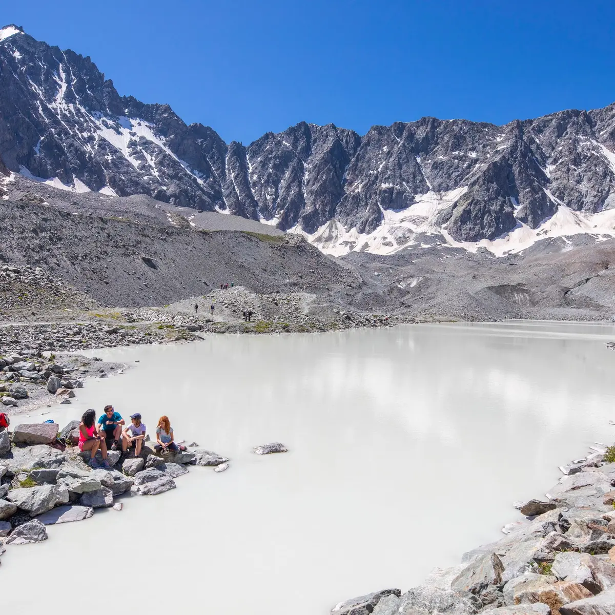 Famille au bord des lacs du glacier d'Arsine