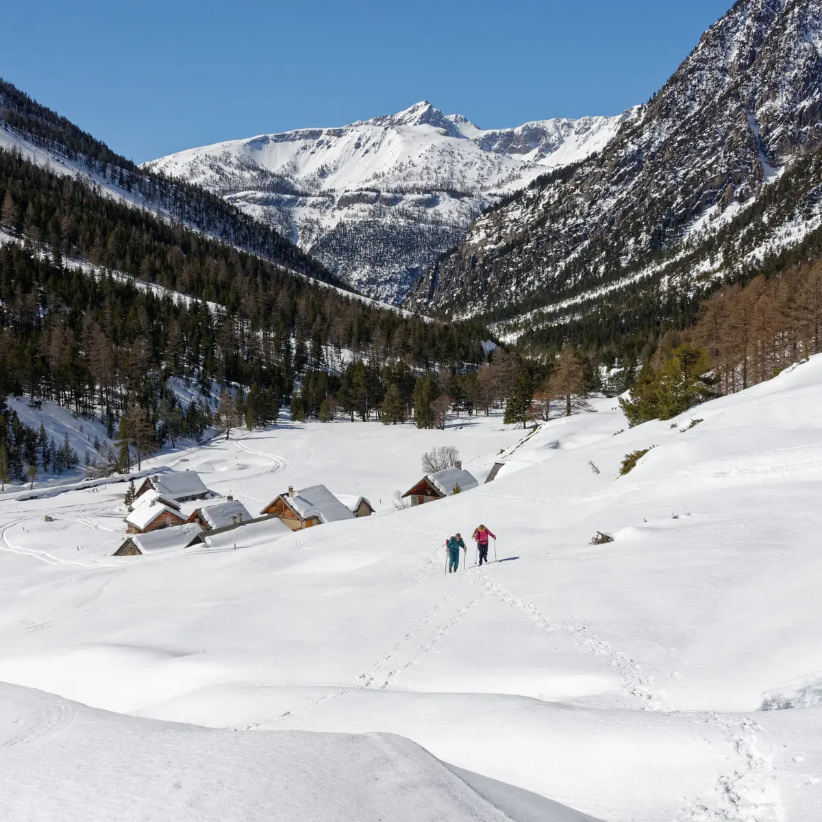 Chalets et vallon des Acles