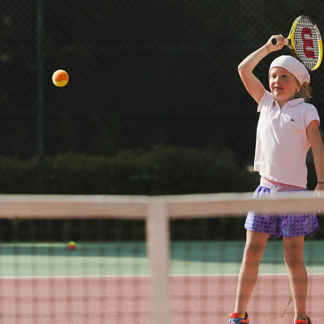 enfant jouant au tennis