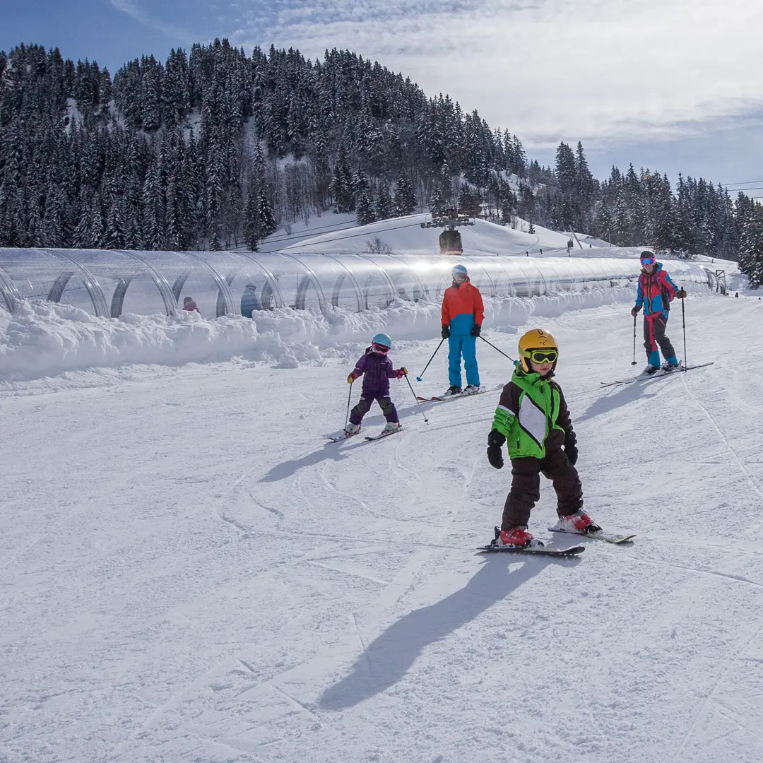 Un groupe débutants sur l'espace débutant du Grand-Bornand