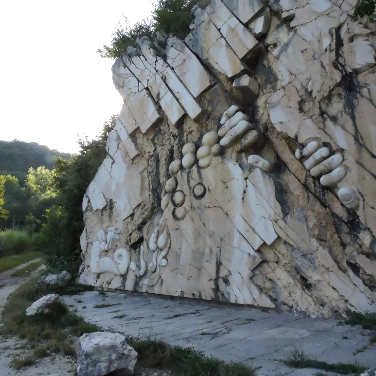 Roche sculptée au lac de Barterand