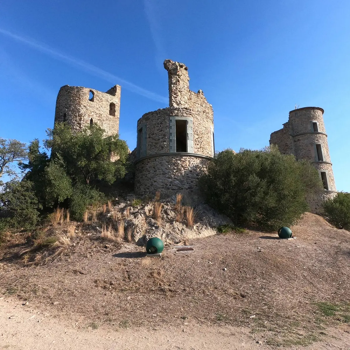 Vestige du château médiéval érigé sur un piton