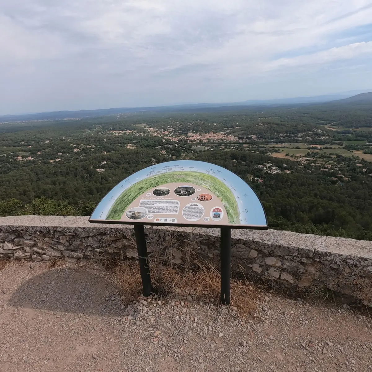 Table d'orientation décrivant le panorama côté nord-ouest