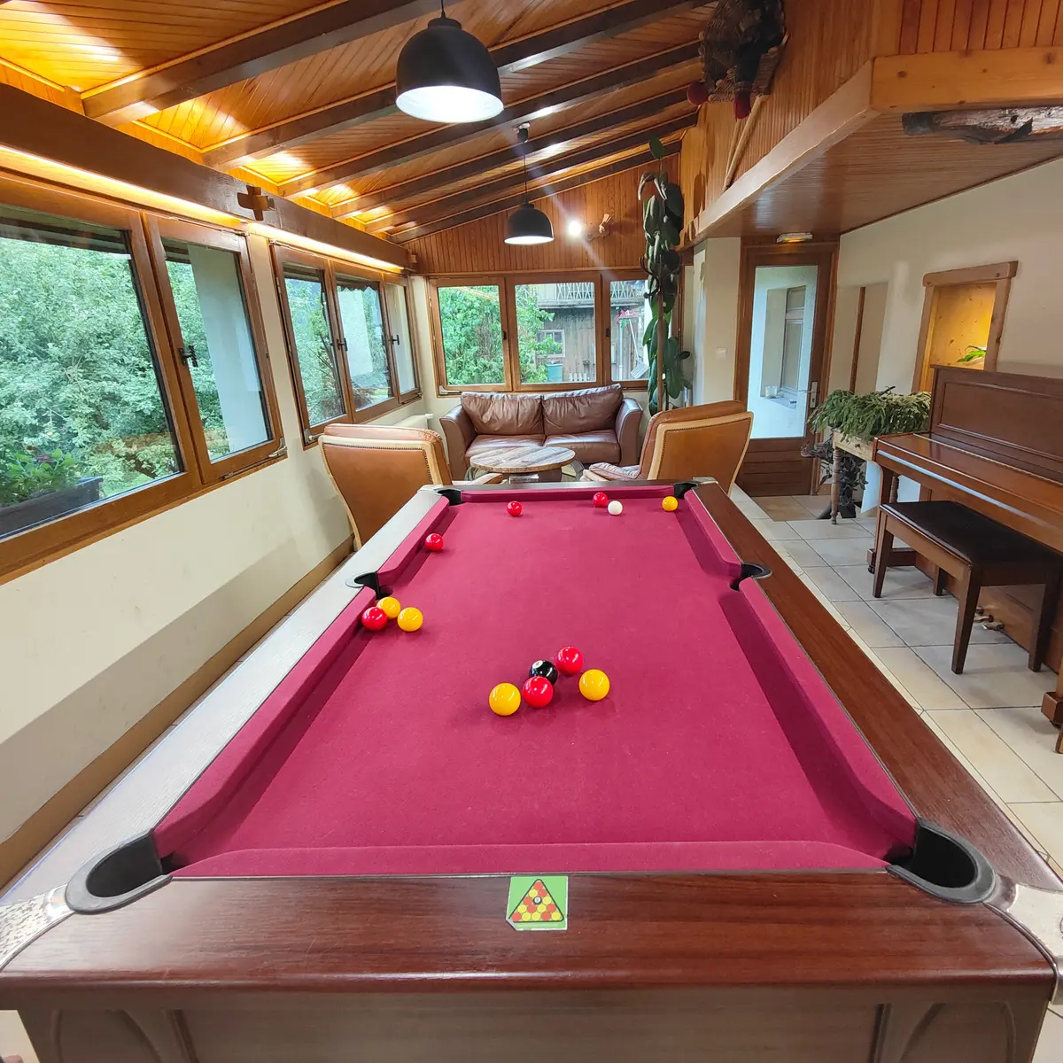 Billard à l'intérieur du bar