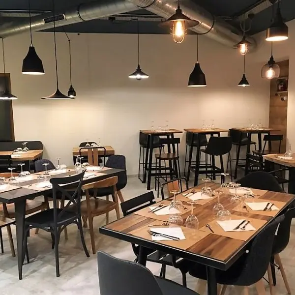 Salle de service de la chambre d'hôtes, tables à manger avec chaises,  chaises hautes et tables individuelles, décoration unie