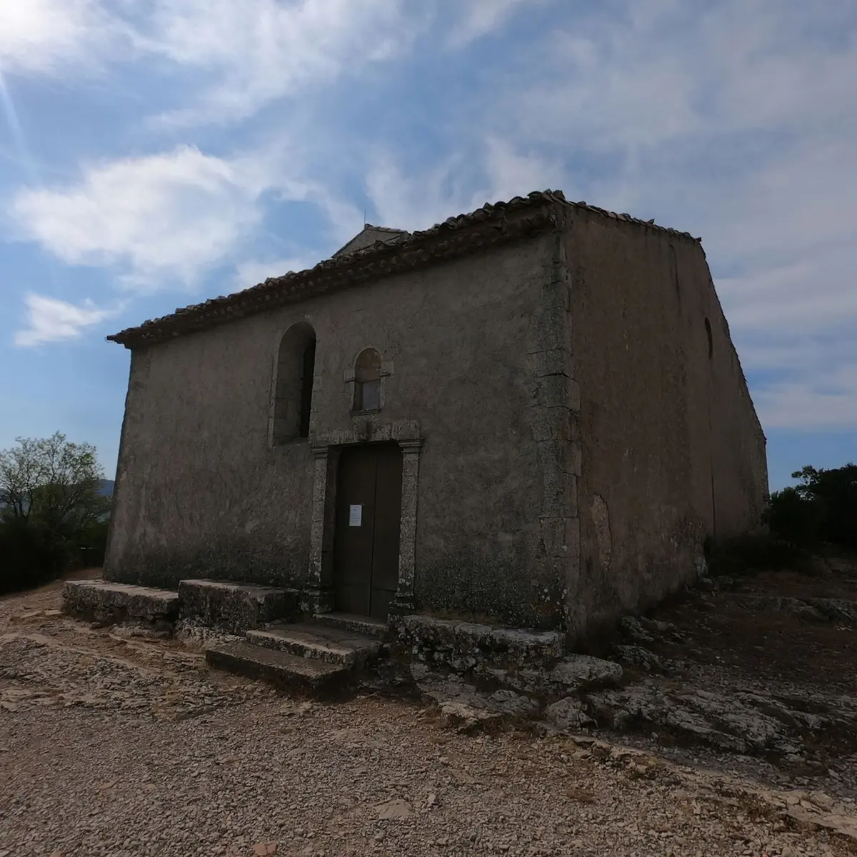 Vue sur l'entrée de Chapelle Saint-Probace, façade côté sud