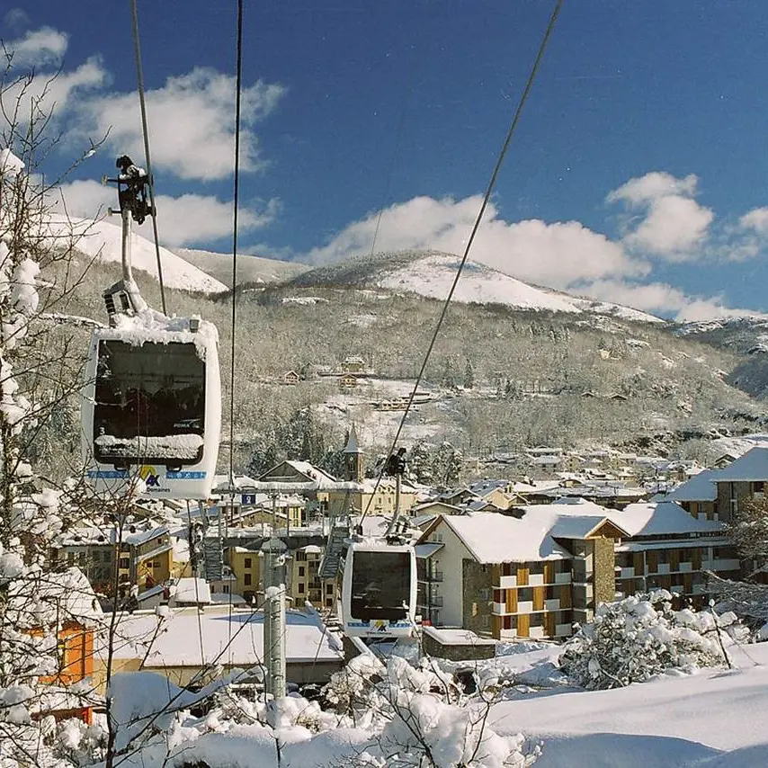 Gare amont du téléporté à Ax 3 Domaines, plateau de Bonascre, l'hiver