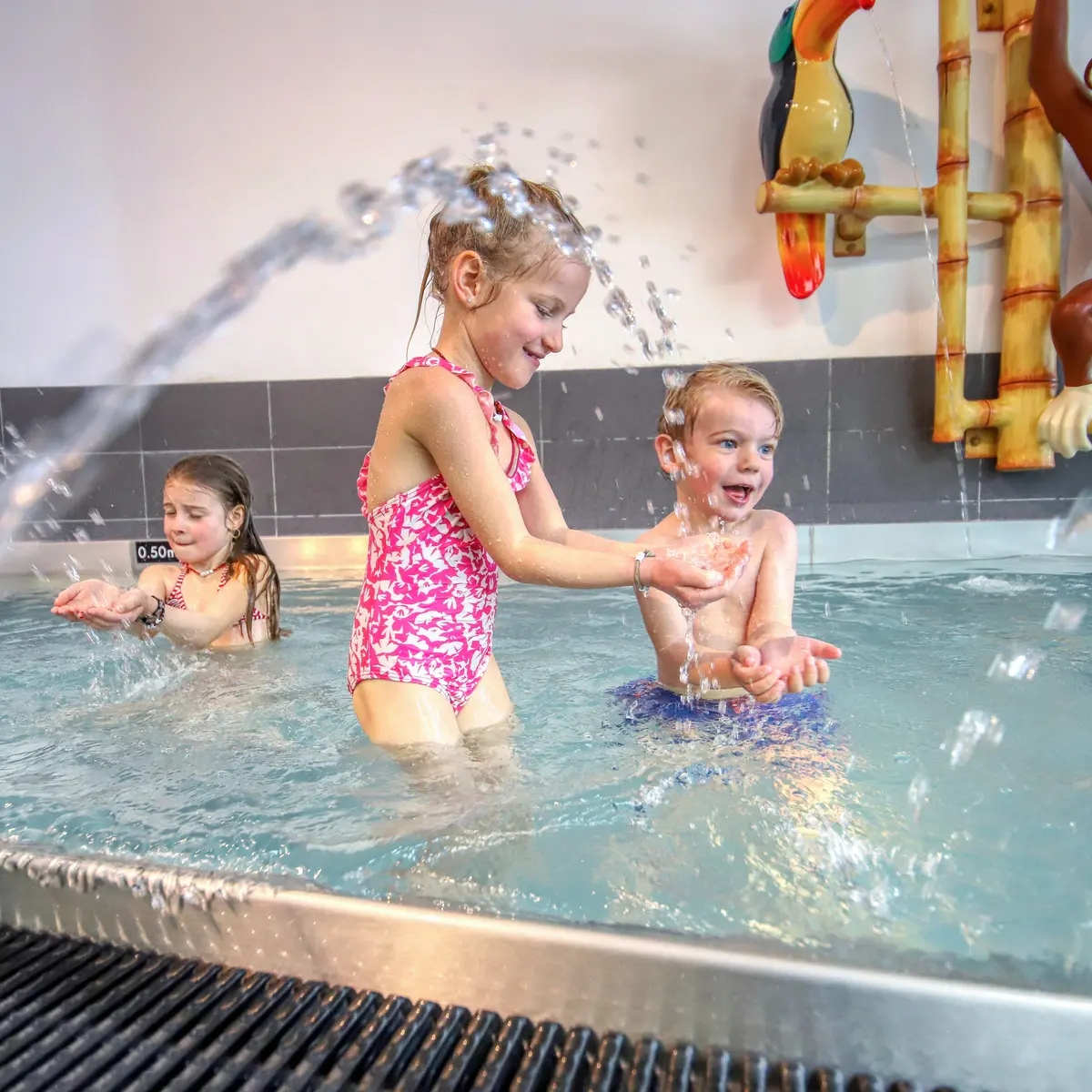 Paddling pool with water jets