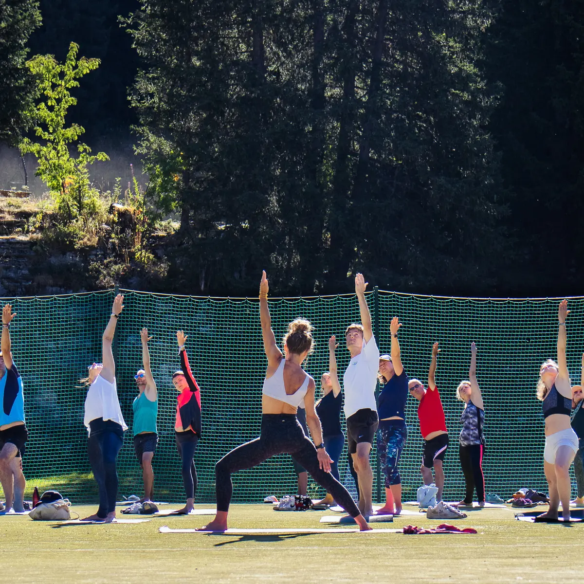 Vue de face sur le cours de yoga