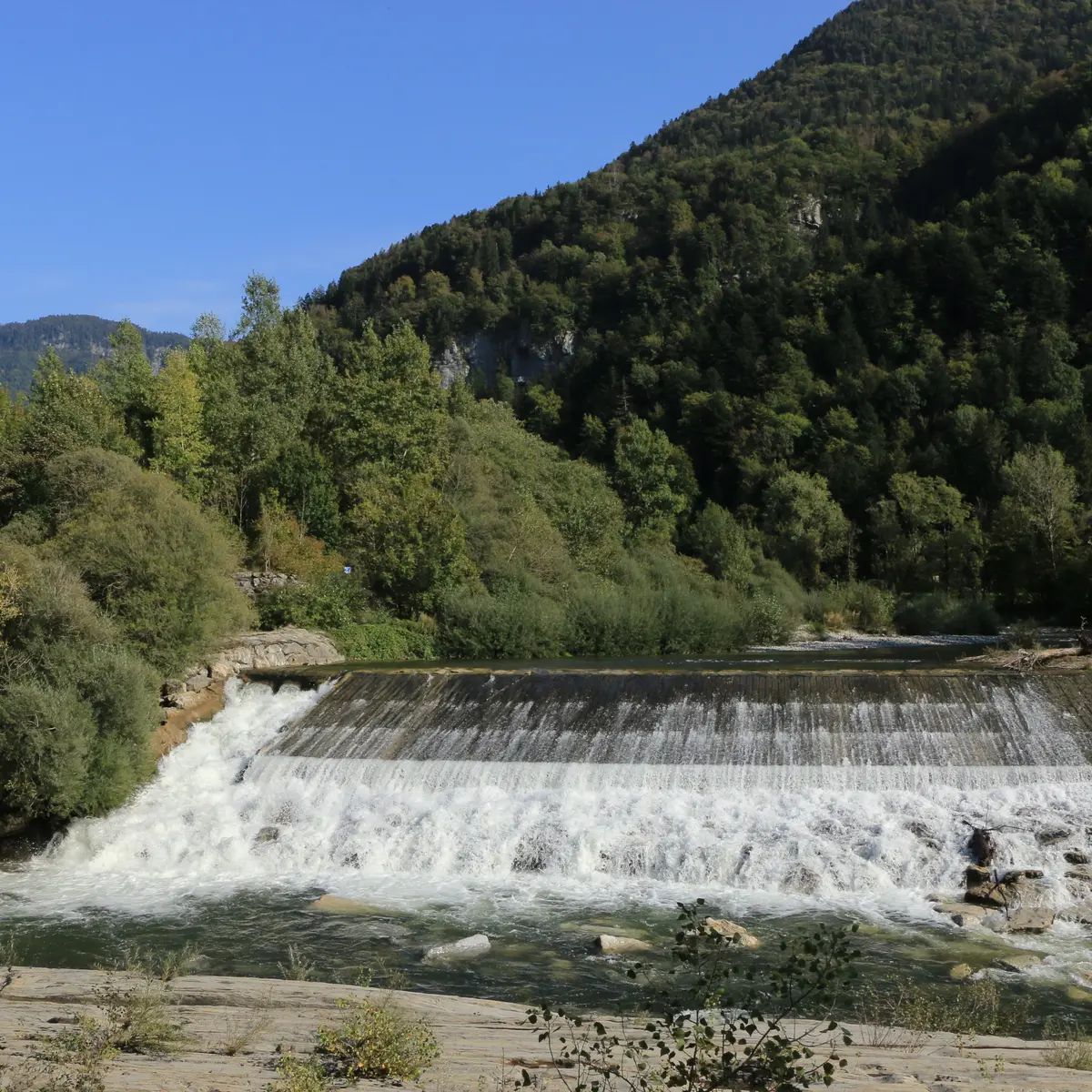 Passe à poissons dans le lit de la rivière du Fier