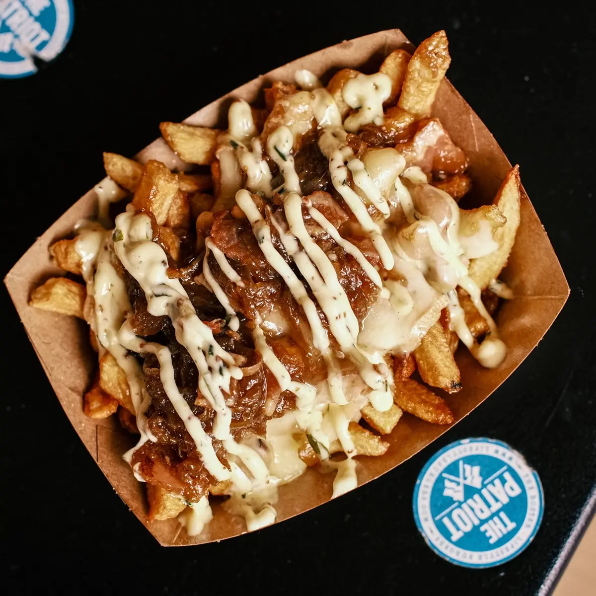 Frites Gratiné à la raclette, oignons confit, lard et mayonnaise