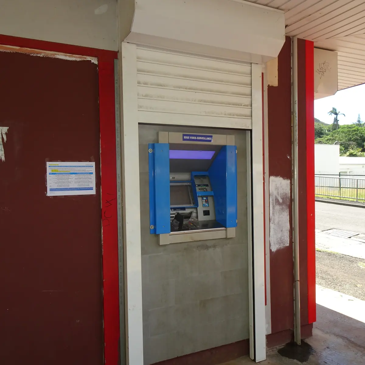 Distributeur extérieur - Agence BCI Thio