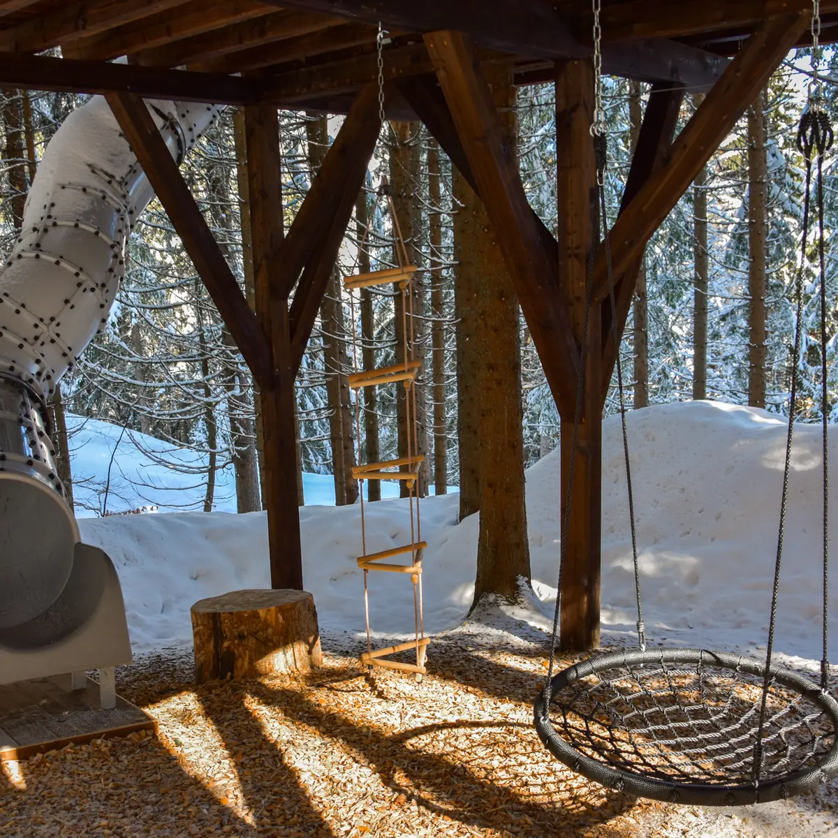 Cabanes entre Terre et Ciel - Cabane du Ruisseau et ses jeux pour enfants