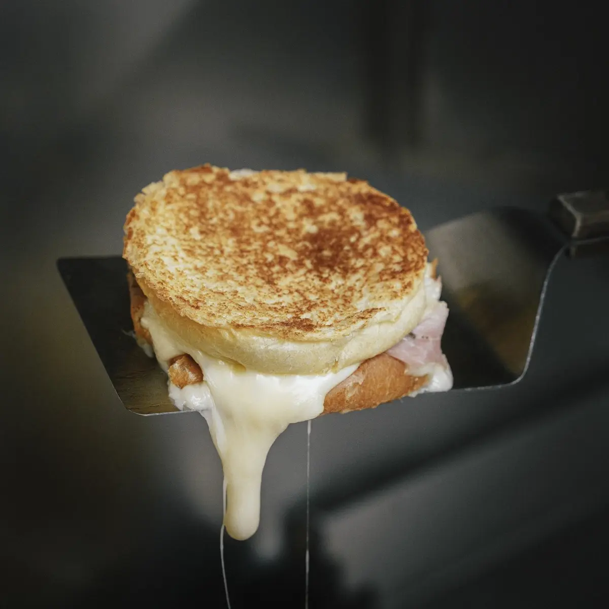 Un croq au comté et jambon aux herbes