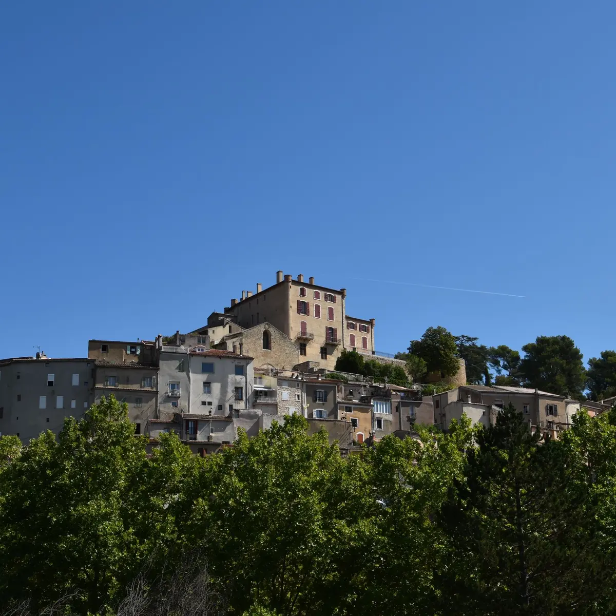 Village perché de la Verdière entouré de végétation