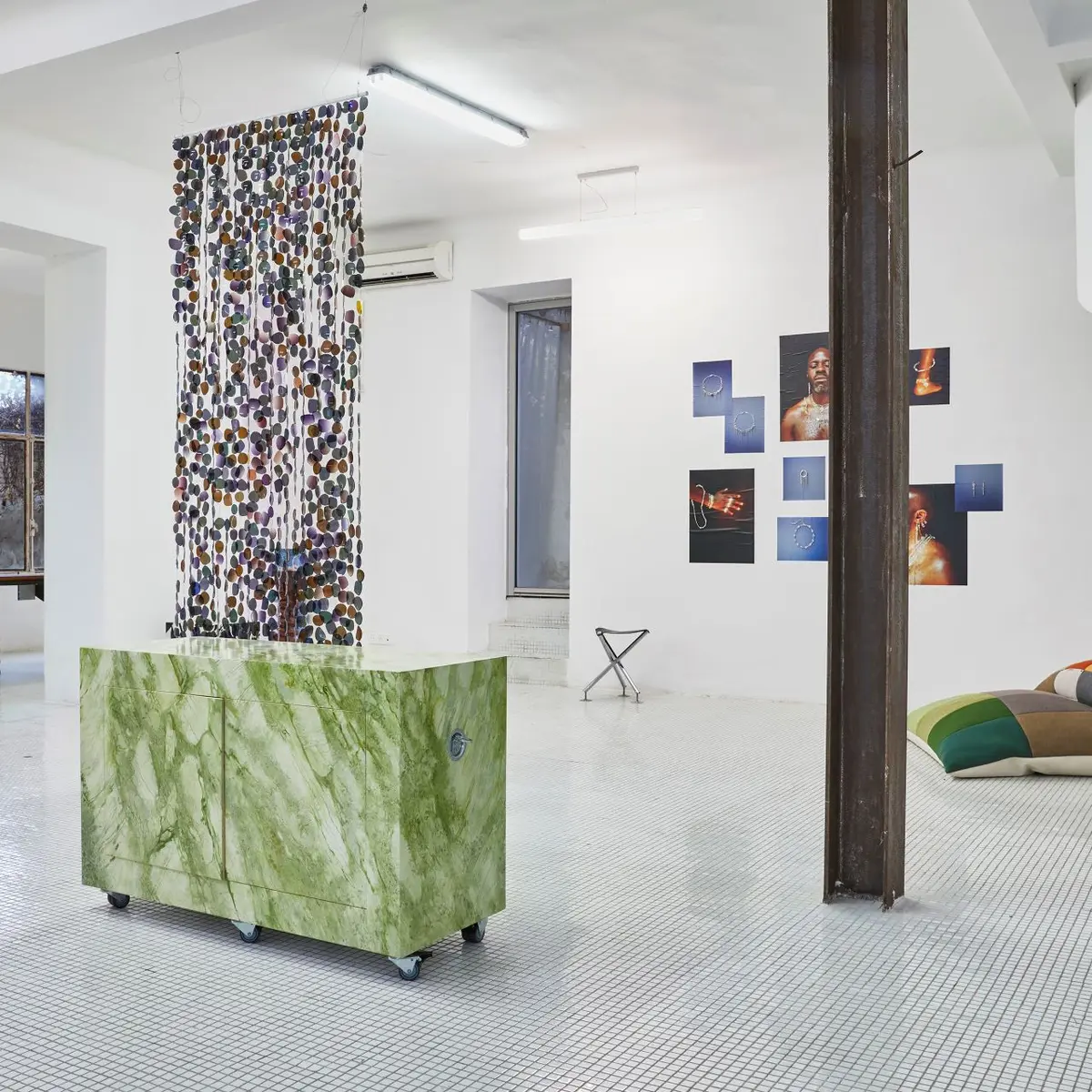 salle d'exposition avec des oeuvres
