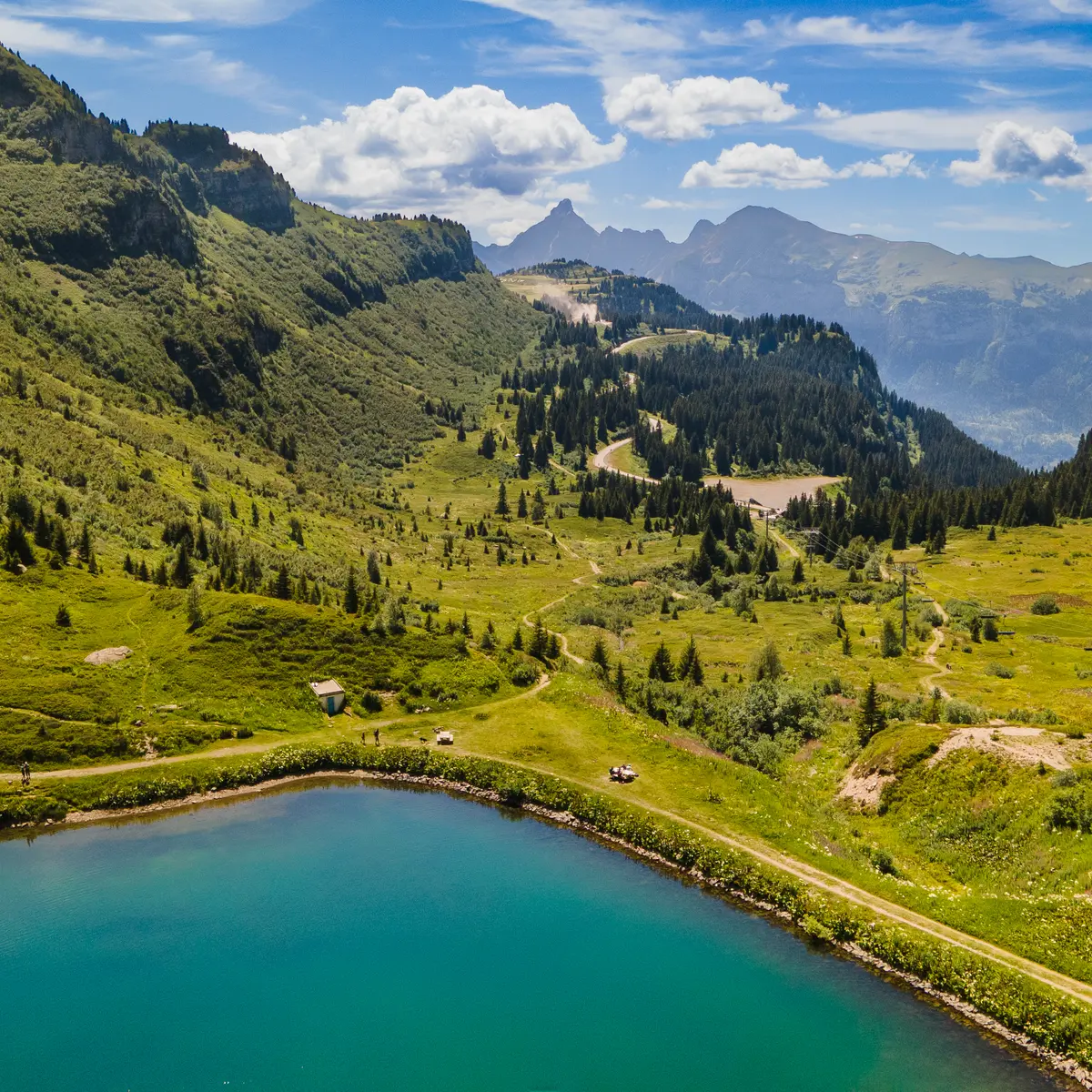 Vue aérienne du lac de Vernant