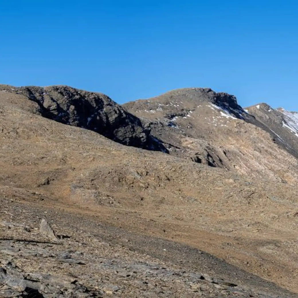 Randonneurs vers le col des Terres Blanches
