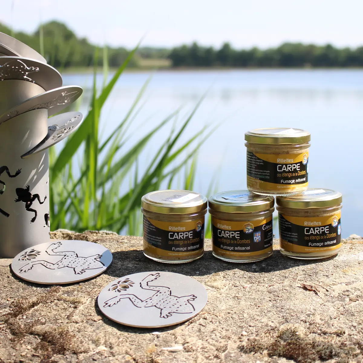 Bocaux de rillette de carpe au bord d'un étang