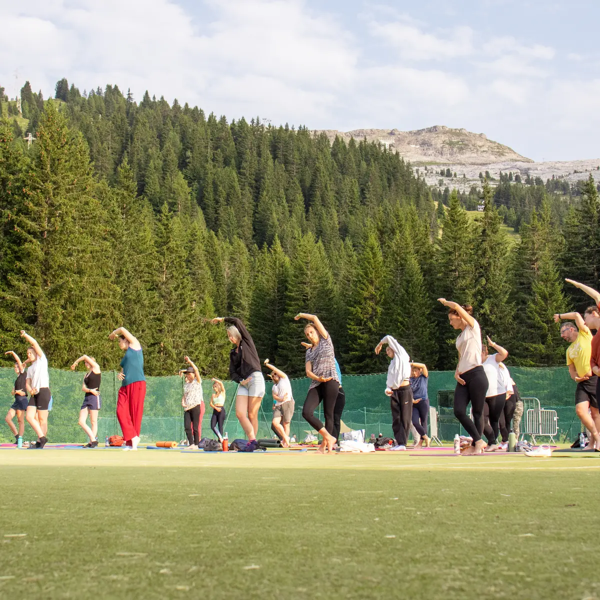 Groupe qui fait une pose de yoga