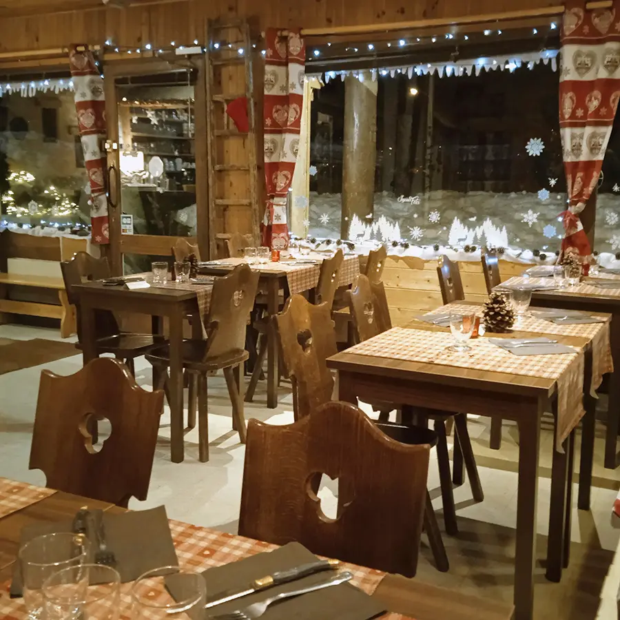 Salle du restaurant, tables à manger, décoration de Noël, ameublement bois