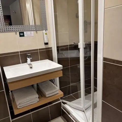 Salle de Bain_Hôtel de la Place_Polliat